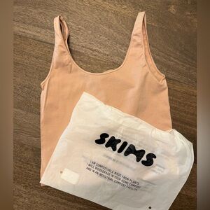 SKIMS Essential Scoop Neck Bodysuit Sand / Tan